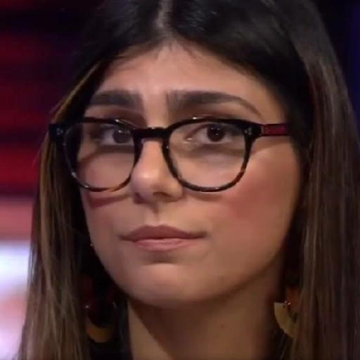 Figurinha: Mia Khalifa com óculos