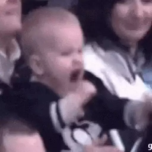 Figurinha: Bebê comemorando muito