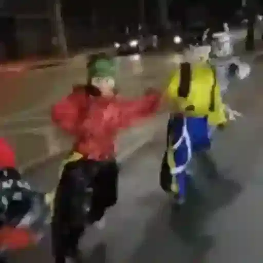 Figurinha: Dança de bonecos animada na rua