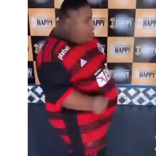 Figurinha: Homem dançando e sorrindo