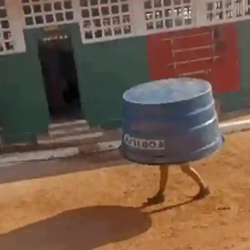 Figurinha: Homem com caixa d'água na cabeça