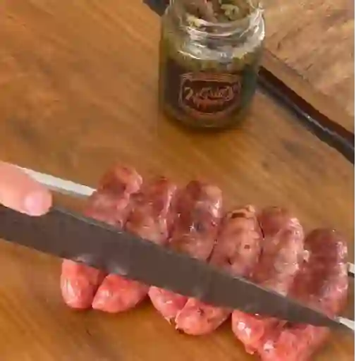 Figurinha: Linguiça sendo cortada