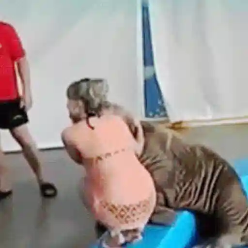 Figurinha: Mulher interage com foca