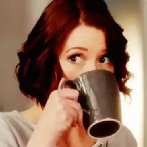 Figurinha: Mulher bebendo café e olhando para o lad