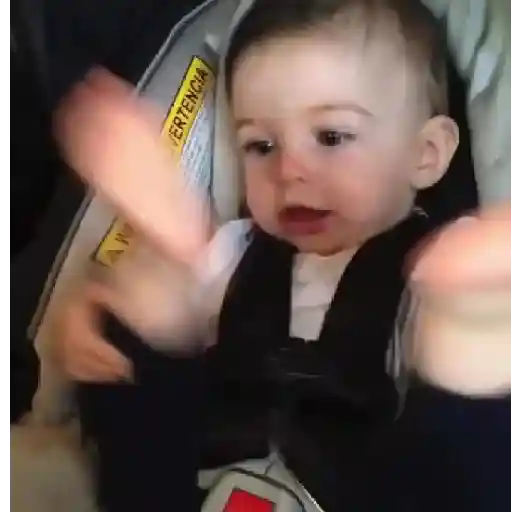 Figurinha: Bebê Engraçado Mexendo o Pé