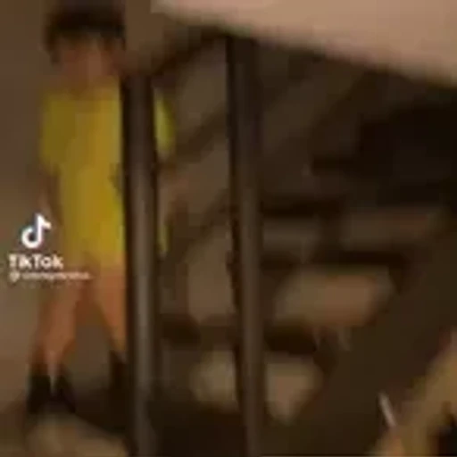 Figurinha: Homem de Amarelo na Escada