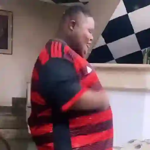 Figurinha: Homem comemora gol do flamengo