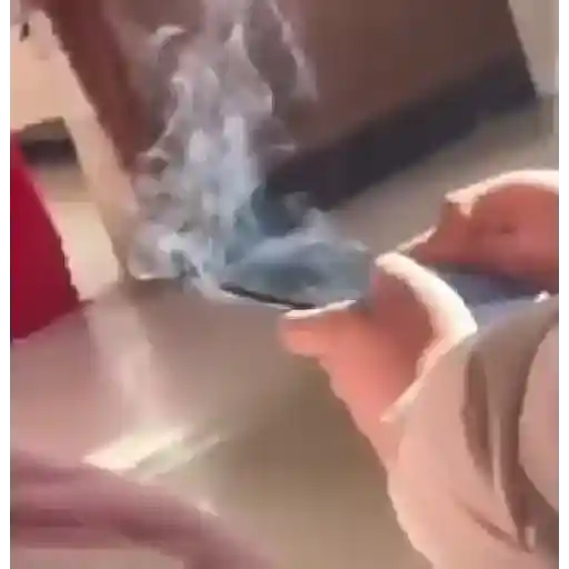 Figurinha: Celular pegando fogo