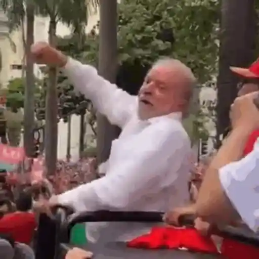 Figurinha: Lula em carro aberto
