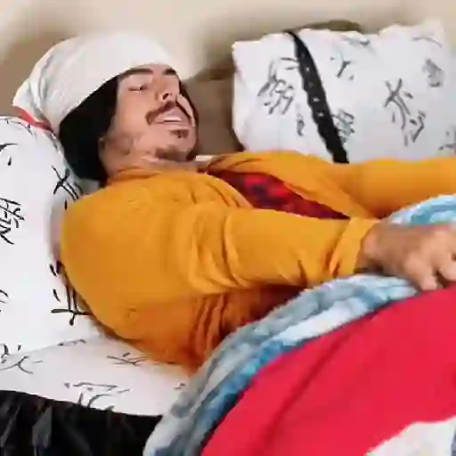 Figurinha: Rapaz descansando
