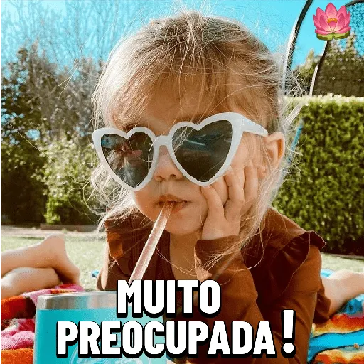 Figurinha: Menina com óculos de coração