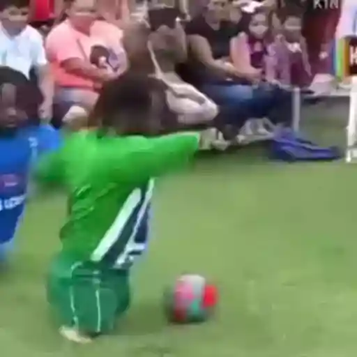 Figurinha: Criança jogando futebol