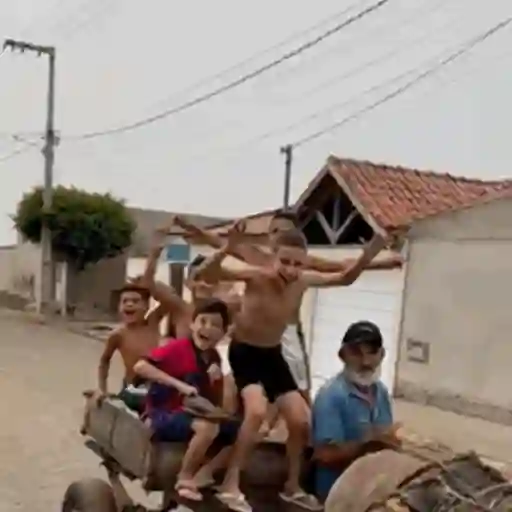 Figurinha: Crianças em carroça