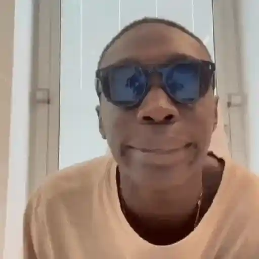 Figurinha: Homem de óculos escuros sorrindo