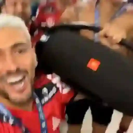 Figurinha: Homem sorrindo com caixa de som