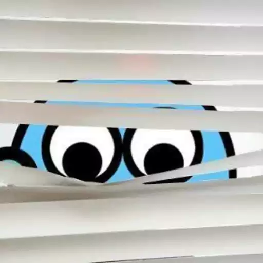 Figurinha: Olhos Curiosos por Trás das Persianas