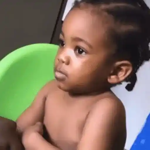 Figurinha: Bebê sorrindo e rindo