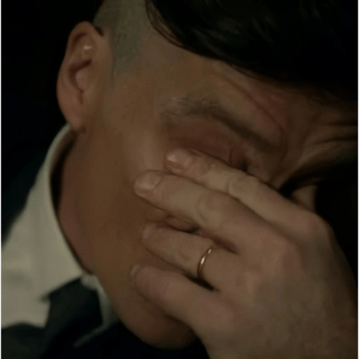 Figurinha: Thomas Shelby chorando