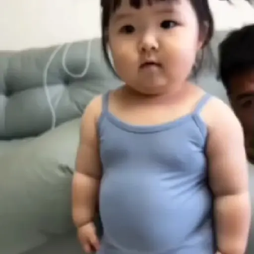 Figurinha: Bebê Músculo Dançando