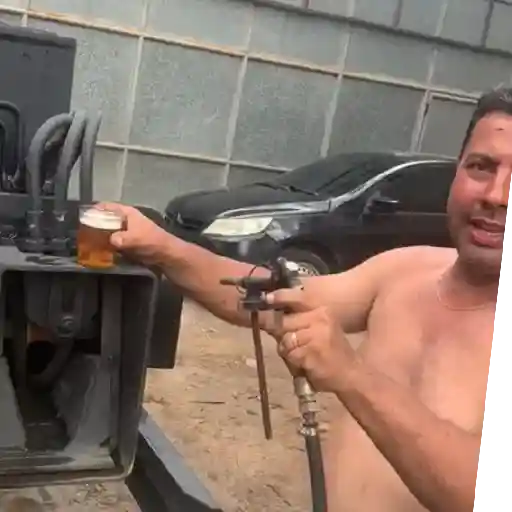 Figurinha: Homem bebe cerveja com mangueira