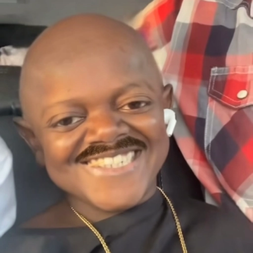 Figurinha: Homem com bigode e fone de ouvido