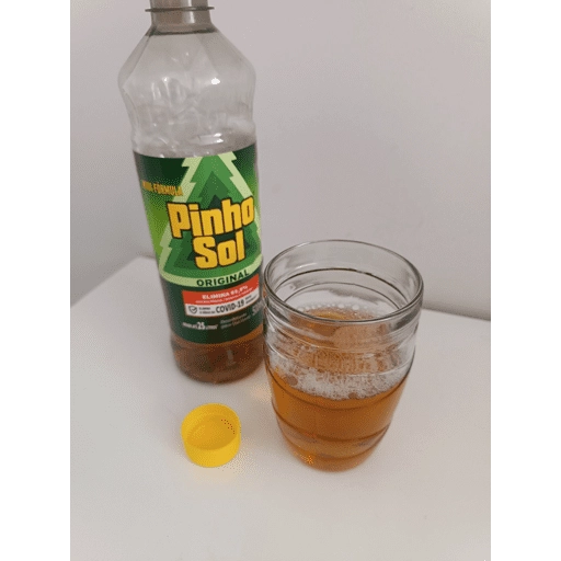 Figurinha: Pinho Sol no copo