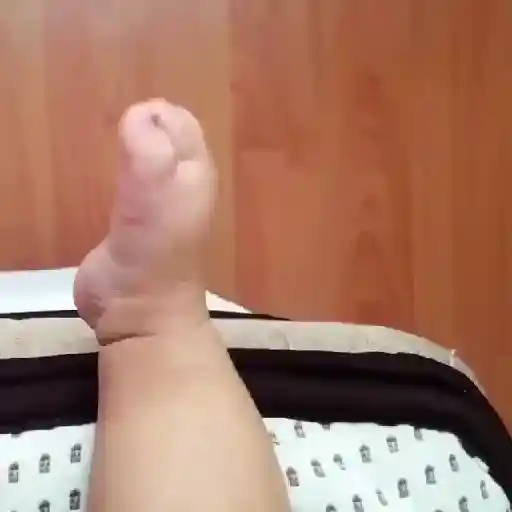 Figurinha: Pé na cama
