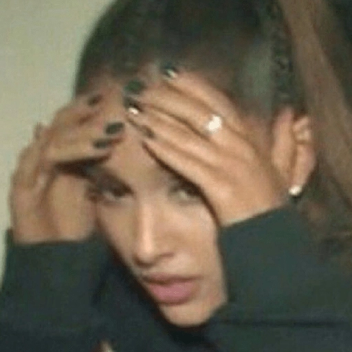 Figurinha: Ariana Grande passando a mão na testa