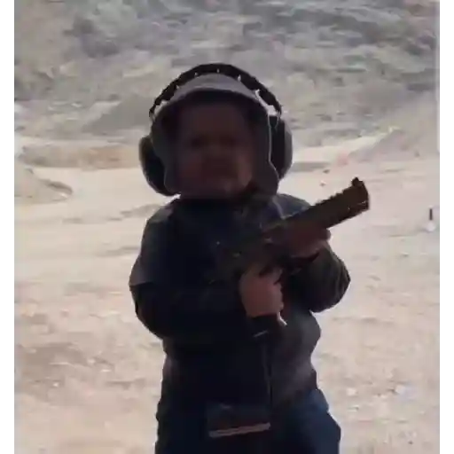 Figurinha: Criança Segurando Arma Dourada