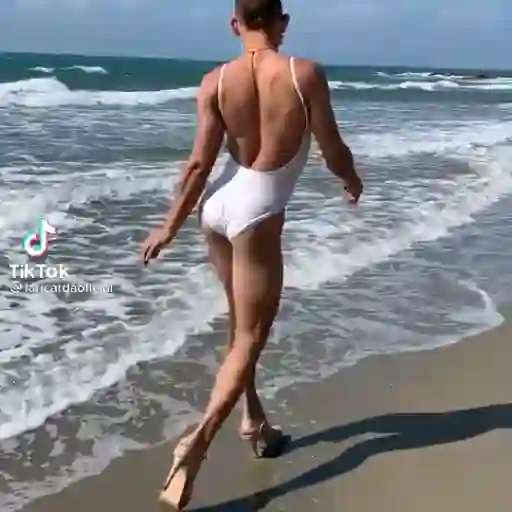 Figurinha: Homem correndo de salto na praia