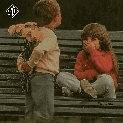 Figurinha: Menina ri com flores escondidas