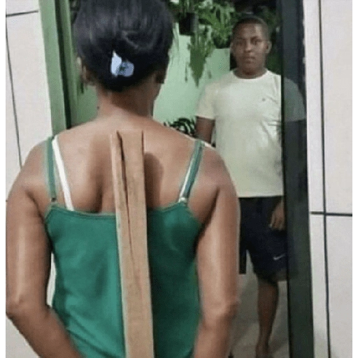 Figurinha: homem na porta com a mulher na frente