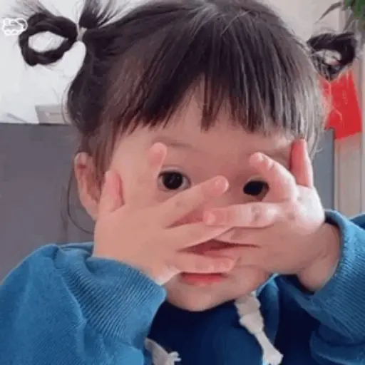 Figurinha: Criança fazendo cara de tímida