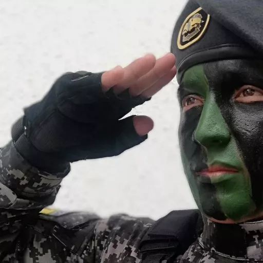 Figurinha: Soldado com camuflagem facial