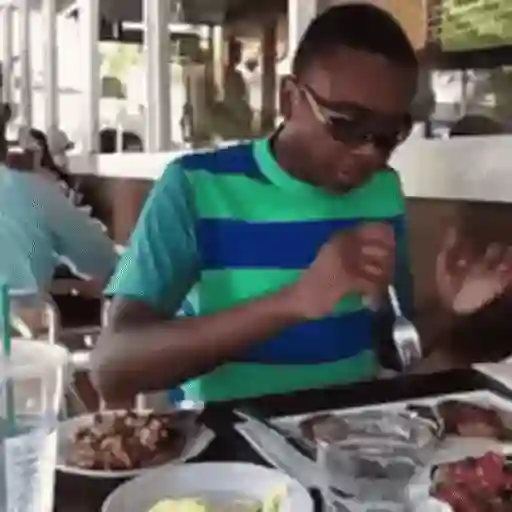 Figurinha: Rapaz comendo meme