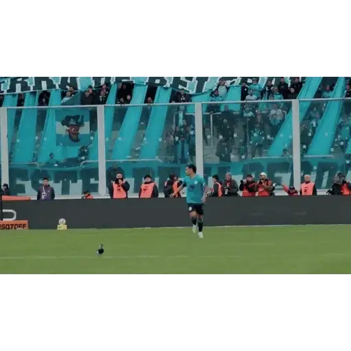 Figurinha: Jogador comemorando com um quero-quero