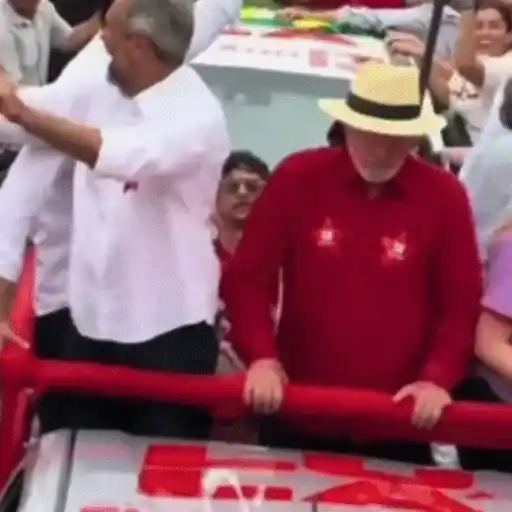 Sticker: Lula in a motorcade