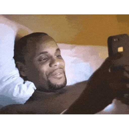 Figurinha: Homem feliz olhando o celular