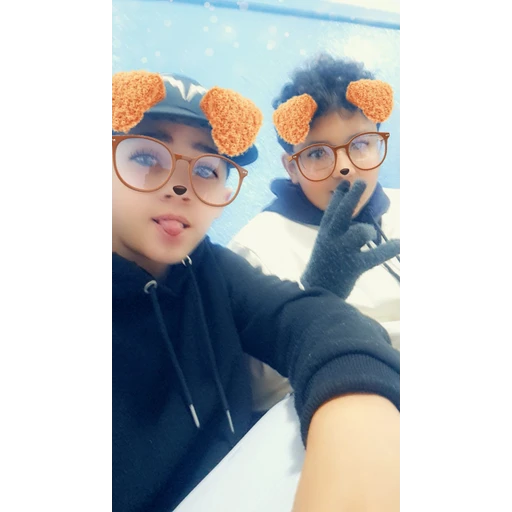 Figurinha: Dois amigos com filtros