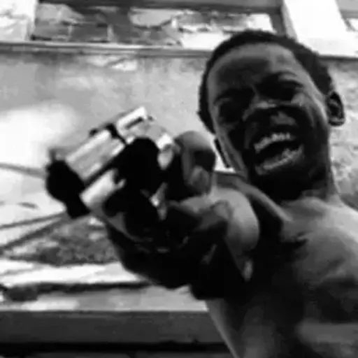 Figurinha: Criança com arma