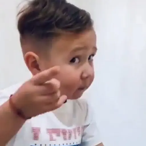 Figurinha: Menino faz sinal de 'paz e amor'