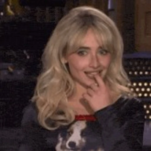 Figurinha: Sabrina Carpenter com dedo na boca