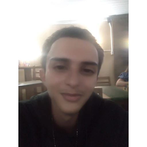 Sticker: Chico joven sonriendo