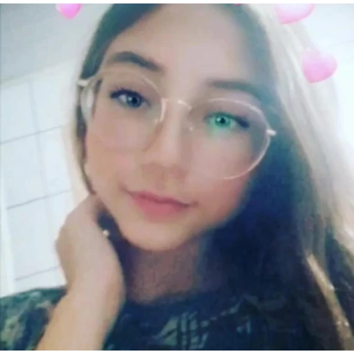 Sticker: Chica con lentes y corazones