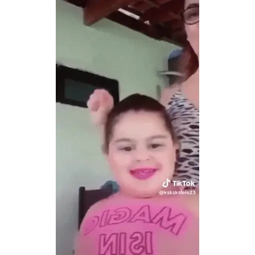 Figurinha: Menina Sorrindo com Lábios Pintados