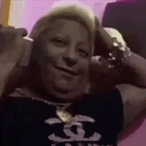 Figurinha: Mulher rindo e pegando celular