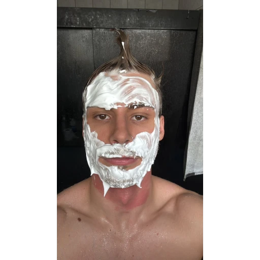 Figurinha: Homem se barbeando