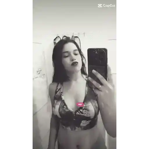 Figurinha: Mila em selfie
