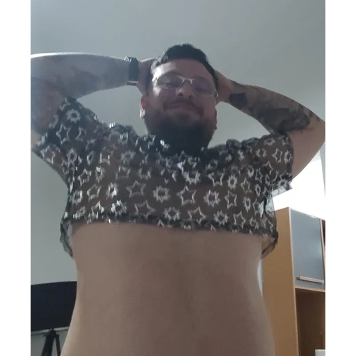Figurinha: Homem com camisa transparente