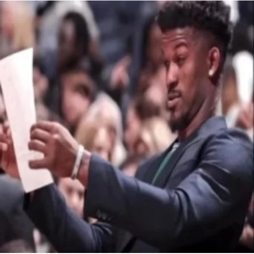 Figurinha: Jimmy Butler lendo algo